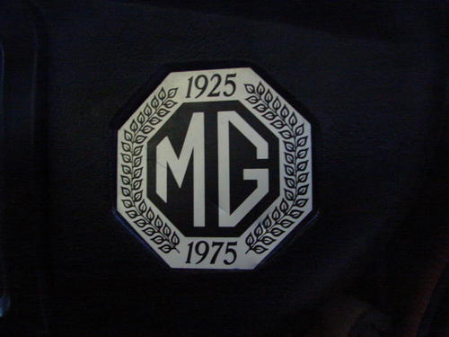 1975 anniversary emblem MGB.JPG
